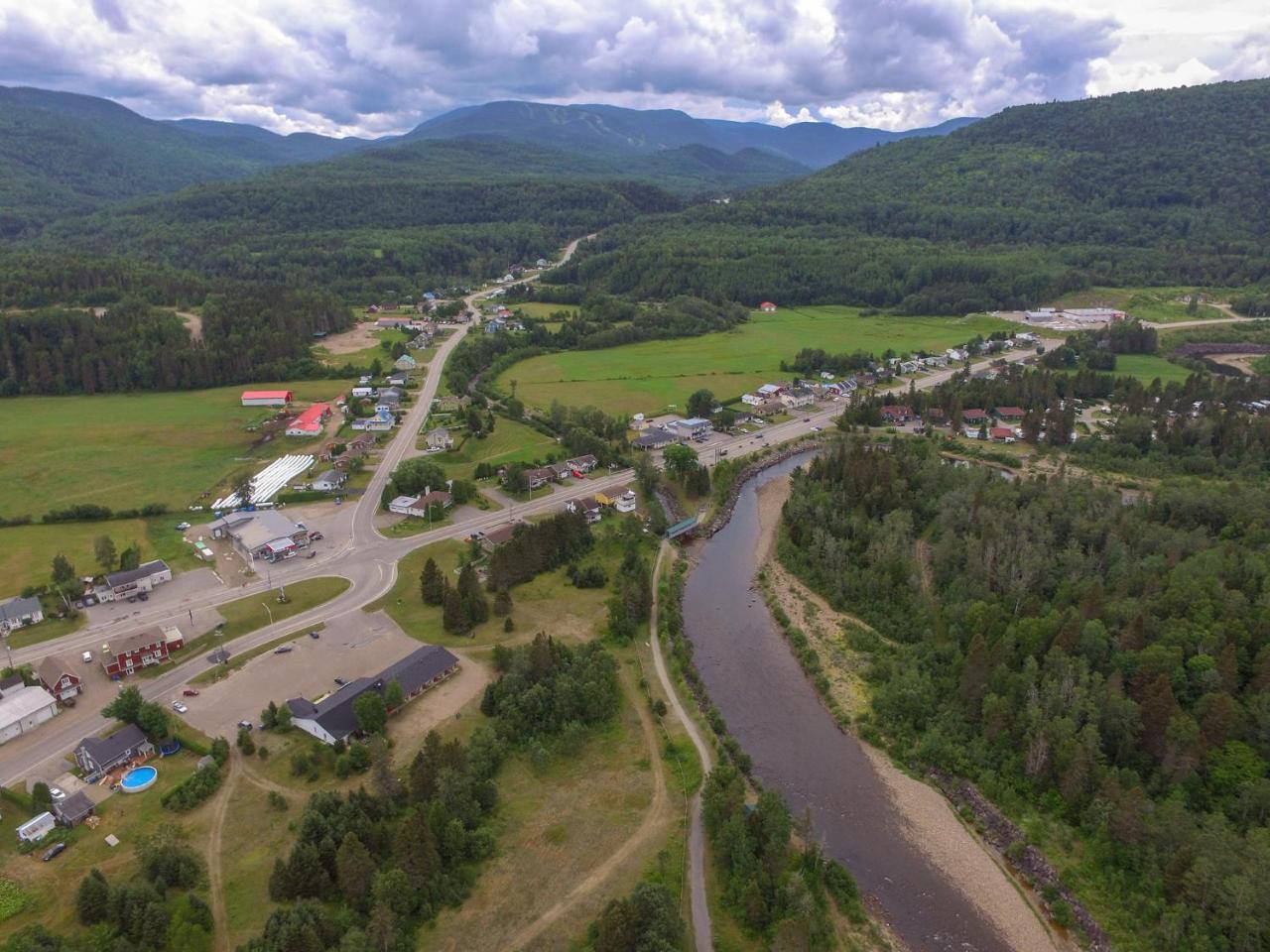 Hostel Auberge De Jeunesse Le Camp De Base LʼAnse-Saint-Jean Zewnętrze zdjęcie